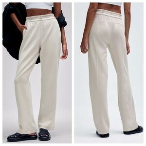 LIKE NEW 🤍 Lululemon Softstreme High-Rise Pant in Bone Color Size 6 SHORT